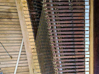 Vue de haut d’un pianoforte Freudenthaler en cours de restauration
