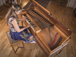 Photo de Catherine Zimmer au clavier d’un piano organisé Merlin