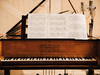 Vue de devant du piano en forme de clavecin Feudhenthaler