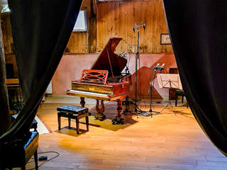 Vue du piano Pleyel dans l’auditorium Ad Libitum