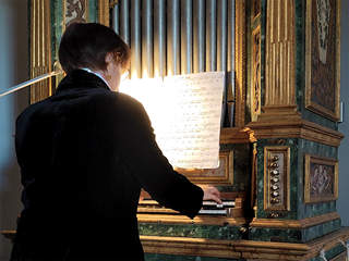 Photo d’Élise Rollin au clavier de l’orgue Alari conçu par D. Scarlatti