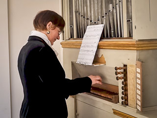 Photo d’Élise Rollin jouant sur l’orgue florentin.